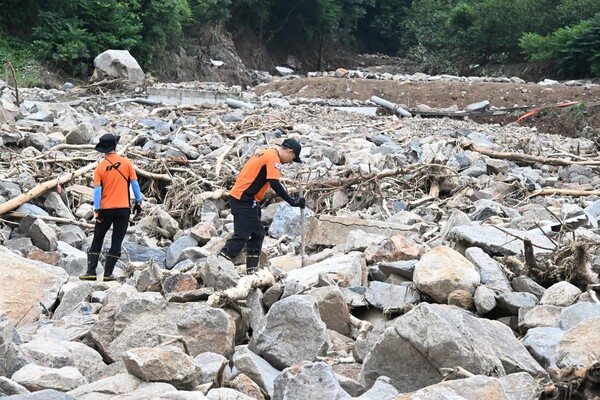 구조대원들이 21일 산청읍 모고리에서 실종자 수색작업을 펼치고 있다. /김구연 기자