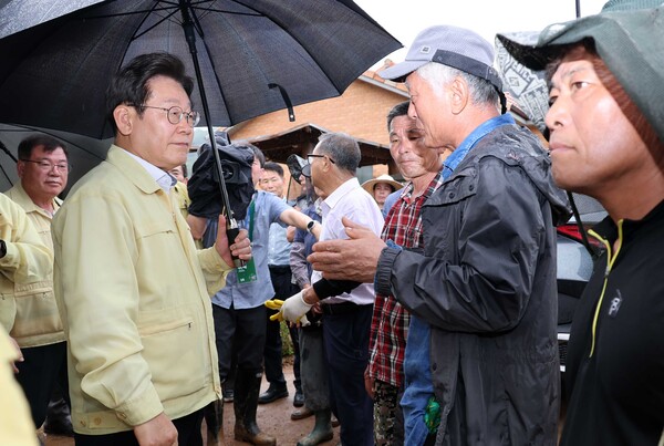 이재명 대통령이 21일 집중호우로 산사태가 발생한 산청군 산청읍 부리마을에서 주민들을 만나 피해 상황 등에 대한 설명을 듣고 있다. /연합뉴스