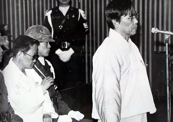 '10·26 사건'으로 사형을 선고받은 김재규 전 중앙정보부장의 재심이 시작됐다. 사진은 계엄 고등군사재판 3차 공판에서 변호인단의 보충심문에 답하는 김재규(오른쪽) 전 중앙정보부장과 중앙정보부장 비서실장이었던 김계원 피고인 모습. /연합뉴스