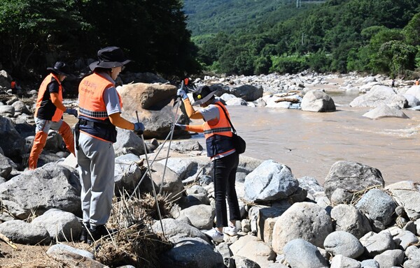 의용소방대와 119구조대원, 경찰 등이 22일 산청군 신등면 율현리 수해 현장 인근 계곡에서 실종자 수색 작업을 하고 있다. /김구연 기자 sajin@idomin.com 