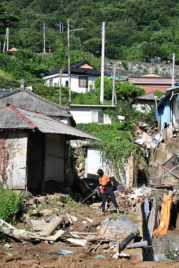119구조대원들이 22일 산청군 신등면 율현리 수해 현장에서 실종자 수색 작업을 하고 있다. /김구연 기자 sajin@idomin.com