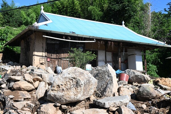 산청군 신등면 율현리 수해 현장에서 22일 모습. 마을 주택들은 파손되어 있고 밀려온 바위들과 쓰레기들이 마을에 가득한 모습이다. /김구연 기자 sajin@idomin.com
