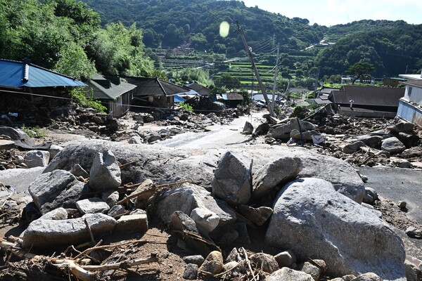산청군 신등면 율현리 수해 현장에서 22일 모습. 마을 주택들은 파손되어 있고 밀려온 바위들과 쓰레기들이 마을에 가득한 모습이다. /김구연 기자 sajin@idomin.com