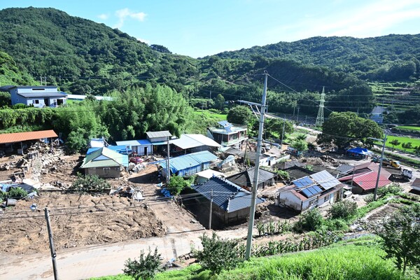 산청군 신등면 율현리 수해 현장에서 22일 모습. 마을 주택들은 파손되어 있고 밀려온 바위들과 쓰레기들이 마을에 가득한 모습이다. /김구연 기자 sajin@idomin.com