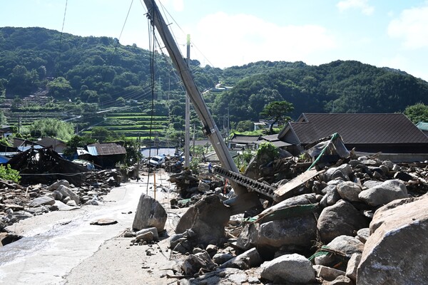 산청군 신등면 율현리 수해 현장에서 22일 모습. 마을 주택들은 파손되어 있고 밀려온 바위들과 쓰레기들이 마을에 가득한 모습이다. /김구연 기자 sajin@idomin.com