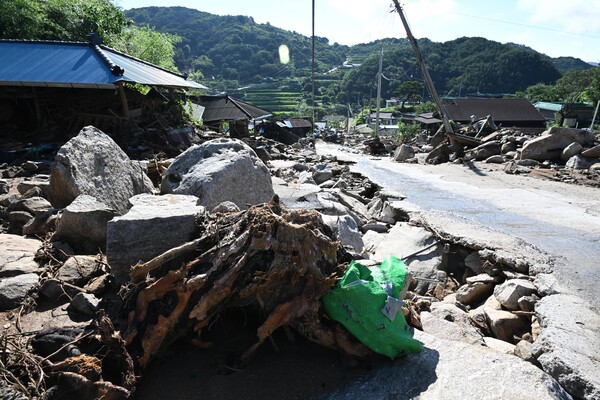 산청군 신등면 율현리 수해 현장에서 22일 모습. 마을 주택들은 파손되어 있고 밀려온 바위들과 쓰레기들이 마을에 가득한 모습이다. /김구연 기자 sajin@idomin.com