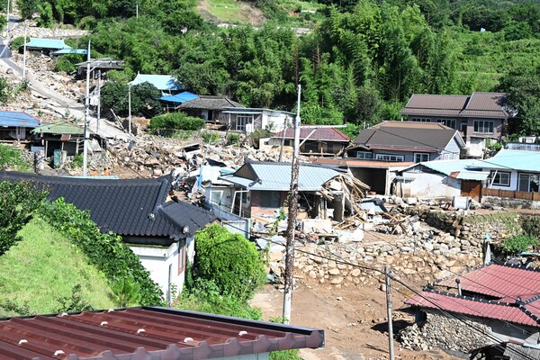 산청군 신등면 율현리 수해 현장에서 22일 모습. 마을 주택들은 파손되어 있고 밀려온 바위들과 쓰레기들이 마을에 가득한 모습이다. /김구연 기자 sajin@idomin.com