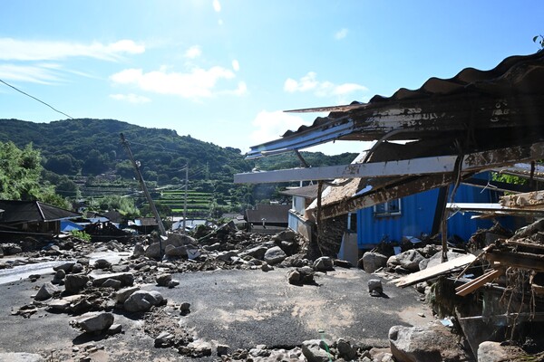 산청군 신등면 율현리 수해 현장에서 22일 모습. 마을 주택들은 파손되어 있고 밀려온 바위들과 쓰레기들이 마을에 가득한 모습이다. /김구연 기자 sajin@idomin.com
