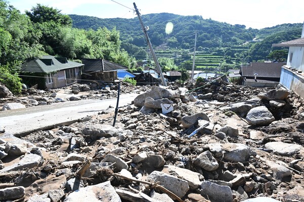 산청군 신등면 율현리 수해 현장에서 22일 모습. 마을 주택들은 파손되어 있고 밀려온 바위들과 쓰레기들이 마을에 가득한 모습이다. /김구연 기자 sajin@idomin.com