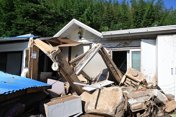 산청군 신등면 율현리 수해 현장에서 22일 모습. 마을 주택들은 파손되어 있고 밀려온 바위들과 쓰레기들이 마을에 가득한 모습이다. /김구연 기자 sajin@idomin.com