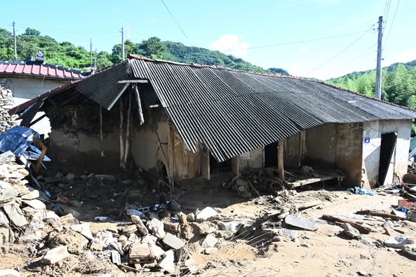 산청군 신등면 율현리 수해 현장에서 22일 모습. 마을 주택들은 파손되어 있고 밀려온 바위들과 쓰레기들이 마을에 가득한 모습이다. /김구연 기자 sajin@idomin.com