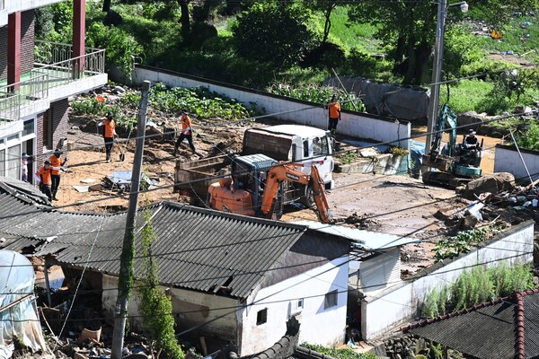 산청군 신등면 윤현리에서 22일 수해 복구작업을 하고 있다. /김구연 기자 sajin@idomin.com