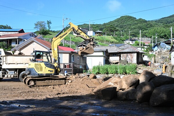 산청군 신등면 윤현리에서 22일 수해 복구작업을 하고 있다. /김구연 기자 sajin@idomin.com