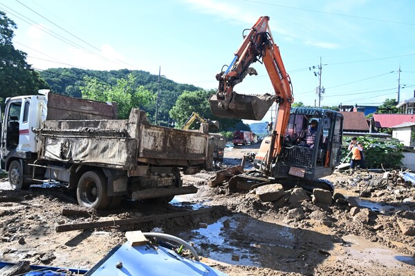 산청군 신등면 윤현리에서 22일 수해 복구작업을 하고 있다. /김구연 기자 sajin@idomin.com