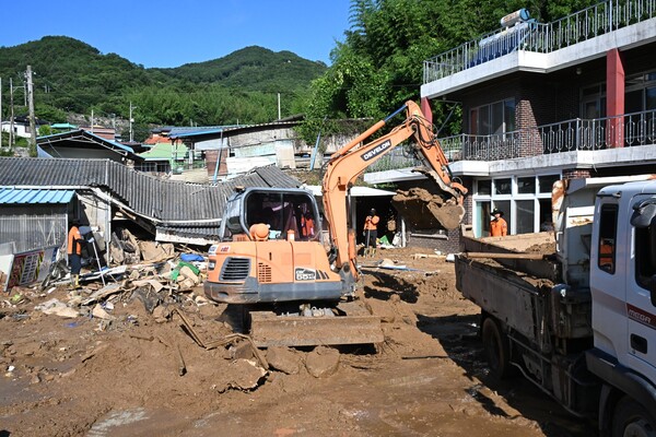 산청군 신등면 윤현리에서 22일 수해 복구작업을 하고 있다. /김구연 기자 sajin@idomin.com