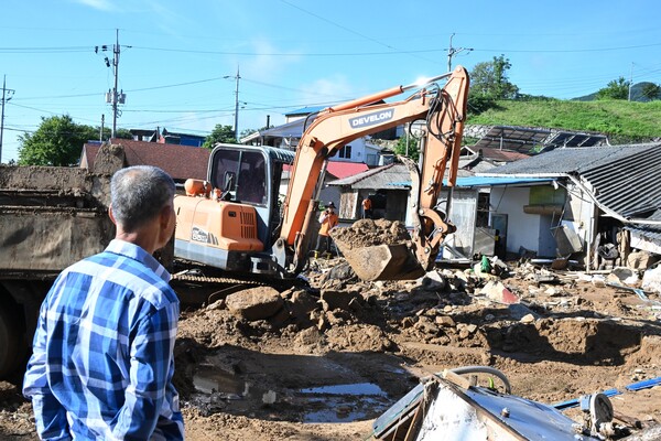 산청군 신등면 윤현리에서 22일 수해 복구작업을 하고 있다. /김구연 기자 sajin@idomin.com