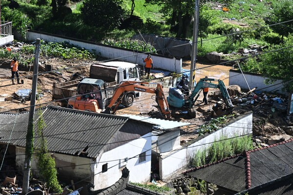 22일 산청군 신등면 율현리 수해 현장에서 복구 작업이 이뤄지고 있다. /김구연 기자