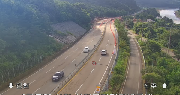 대규모 산사태가 발생했던 산청군 주요 간선도로인 국도3호선(산청군 신안면 외송리 구간)이 응급복구가 완료돼 이틀 만에 임시 개통했다. 22일 오전 차들이 국도3호선을 달리고 있다. /경남도
