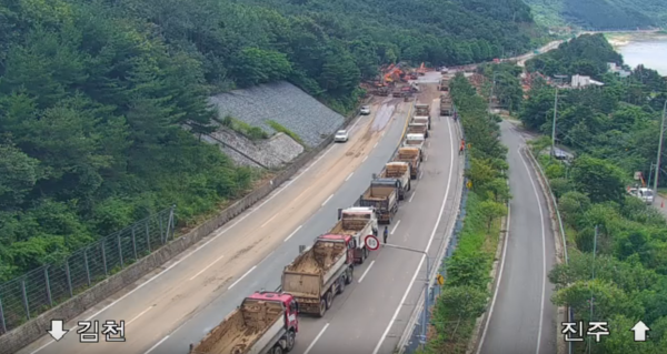대규모 산사태가 발생했던 산청군 주요 간선도로인 국도3호선(산청군 신안면 외송리 구간)에서 21일 오후 응급복구 작업이 이뤄지고 있다. /경남도