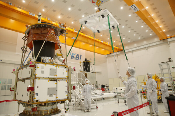 카이가 만드는 인공위성을 개발하는 모습. /KAI