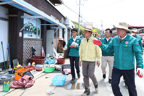 박완수 경남도지사가 22일 의령군 대의면 마쌍리 구성마을에서 주택·상가 침수 현황을 살펴보고 있다. /경남도