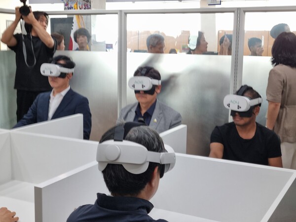 김해시는 22일 오전 10시 김해외국인근로자지원센터 내에 외국인노동자 산업안전 VR체험교육장을 설치해 개소식을 했다. 외국인노동자와 개소식 참석자들이 체험을 해보고 있다. /이수경 기자