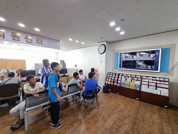 김해외국인근로자지원센터를 방문한 외국인노동자들이 센터 내 설치된 VR체험 동영상을 보며 산업현장 안전 대비 내용을 익히고 있다. /이수경 기자