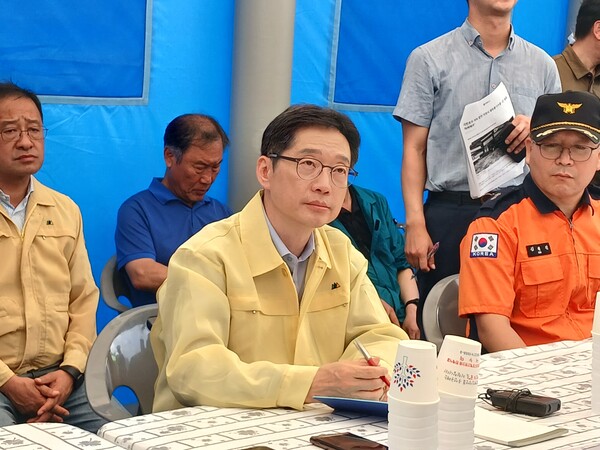 김경수 대통령 직속 지방시대위원회 위원장이 22일 산청군 산청읍 행정복지센터에 마련된 호우피해 통합지원본부를 방문해 정영철 산청부군수로부터 재난 상황과 복구 대책 등을 보고 받고 있다. /김태섭 기자