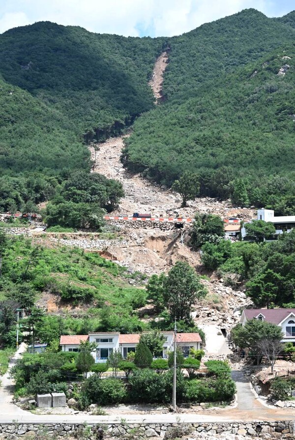 22일 산청군 신안면 외송리 인근 산사태 현장. 나무와 토사가 흘러내린 흔적이 뚜렷하다. /김구연 기자 sajin@idomin.com