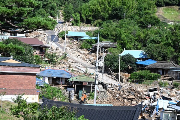 22일 산청군 신등면 율현리 수해 현장. 마을 주택 곳곳이 파손돼 있고 밀려온 바위와 쓰레기가 가득하다. /김구연 기자 sajin@idomin.com