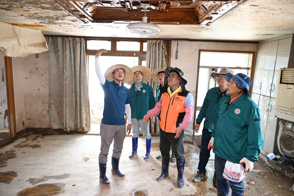 경남도의회가 22일 산청군 신안면에서 최학범 의장을 비롯해 의원 11명과 직원 등 70여 명이 긴급 복구 활동을 했다./경남도의회