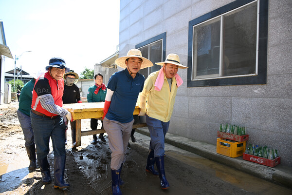 경남도의회가 22일 산청군 신안면에서 최학범 의장을 비롯해 의원 11명과 직원 등 70여 명이 긴급 복구 활동을 했다./경남도의회