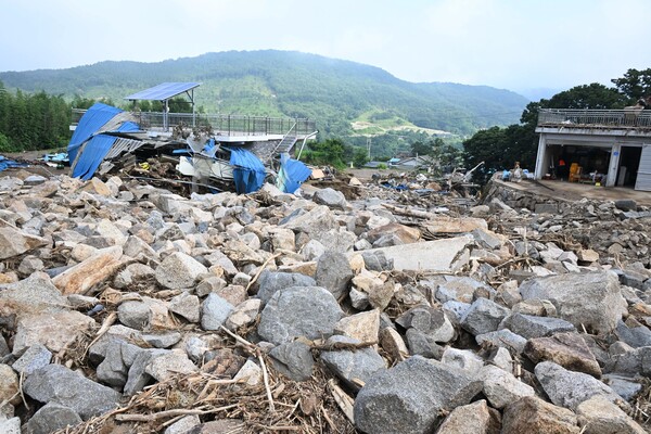 산청군 산청읍 모고마을 폭우 피해현장에 밀려 내려온 돌들이 23일 마을 뒤를 가득 채우고 있다. /김구연 기자