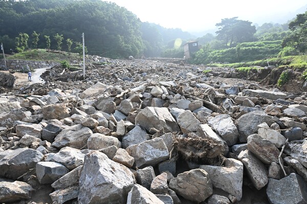 산청군 산청읍 모고마을 폭우 피해현장에 밀려 내려온 돌들이 23일 마을 뒤를 가득 채우고 있다. /김구연 기자