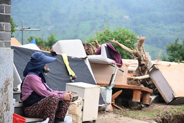 산청군 산청읍 모고마을 폭우 피해현장에서 23일 한 할머니가 지친 모습으로 앉아 있다./김구연 기자