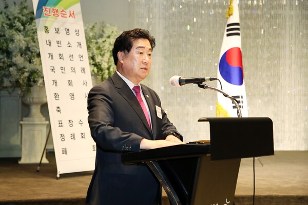 경남시군의회의장협의회 정례회를 주재하고 있는 허홍 회장 /경남시군의회의장협의회