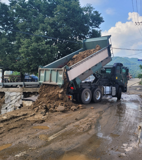 육군 제39보병사단 중장비가 산청군 수해 현장에 투입돼 토사를 나르고 있다. /경남도 