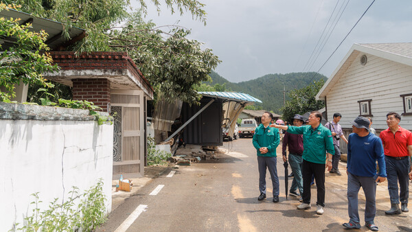 김윤철 군수가 합천군 용주면 수해 피해지역을 살펴보고 있다. /합천군