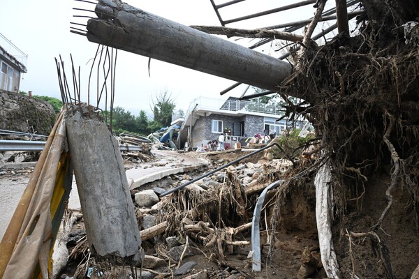 23일 산청군 산청읍 모고마을 폭우 피해 현장에 전봇대가 부러져 있다. /김구연 기자