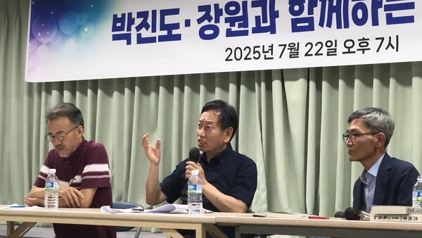 22일  창원 이야기마당이 열린 경남도민일보 강당에서 박진도 교수(가운데)가 발언하고 있다. /이승환 기자