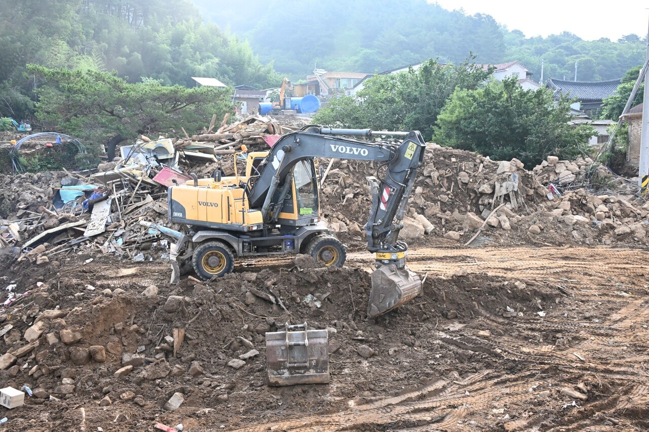 7월 24일 산청군 산청읍 정곡리 홍수 피해현장에서 중장비가 복구 작업 중이다. /김구연 기자