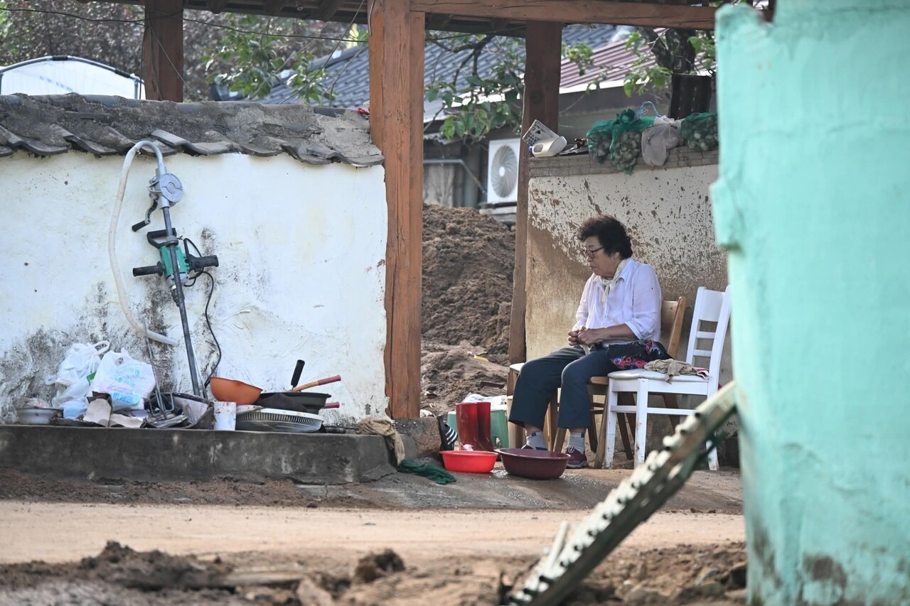 7월 24일 산청군 산청읍 정곡리 홍수 피해현장에서 한 할머니가 물·토사 피해를 입은 집을 힘없이 쳐다보고 있다. /김구연 기자