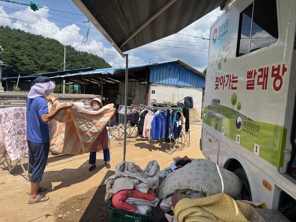 합천군 대병면에 투입된 경남도 찾아가는 세탁 차량. /경남도