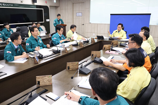 박완수 경남도지사가 24일 오전 도청 재난안전대책본부에서 '호우피해 재난복구 3차 대책회의'를 주재하고 있다. /경남도