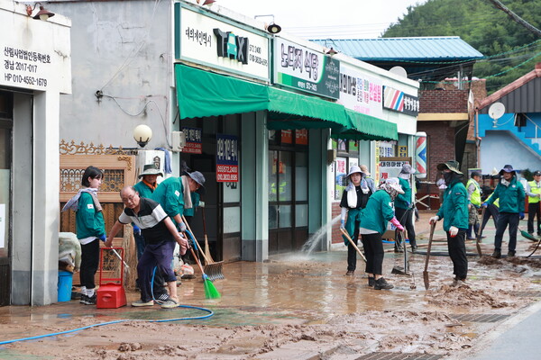 의령군청 공무원이 침수 피해를 본 대의면 구성마을에서 피해 복구를 돕고 있다. /의령군