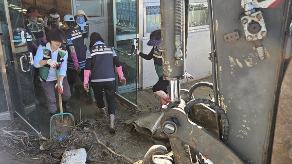 합천군 여성민방위대원들이 침수 피해를 입은 합천군 가회면 봉기마을에서 복구작업을 하고 있다. /유은상 기자