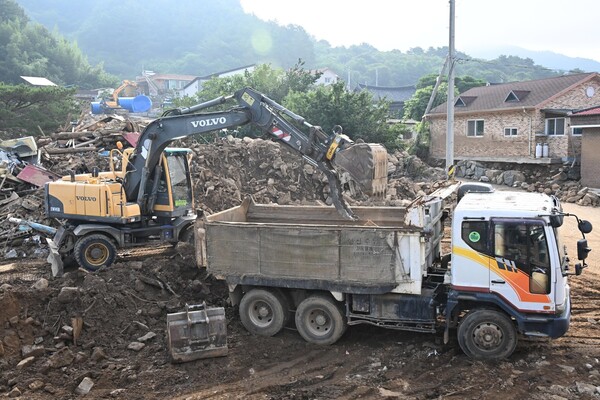 폭염 경보가 발령된 24일 산청 산청읍 정곡리 홍수 피해현장에서 중장비를 이용한 수해 복구 작업이 진행되고 있다. /김구연 기자