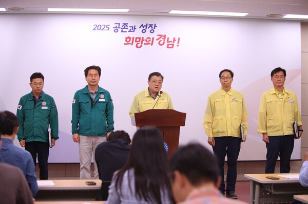 박명균 경남도 행정부지사가 24일 오후 도청 프레스센터에서 호우 피해 재난복 구 추진 상황을 설명하고 있다. /경남도