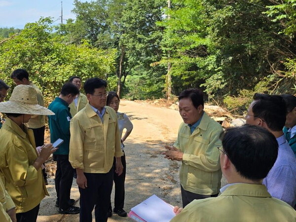 박완수 경남도지사가 24일 국회 산불피해지원대책특별위원회(위원장 김정호 의원)와 함께 산청군 산사태 피해 현장을 둘러보고 이야기를 나누고 있다. /경남도