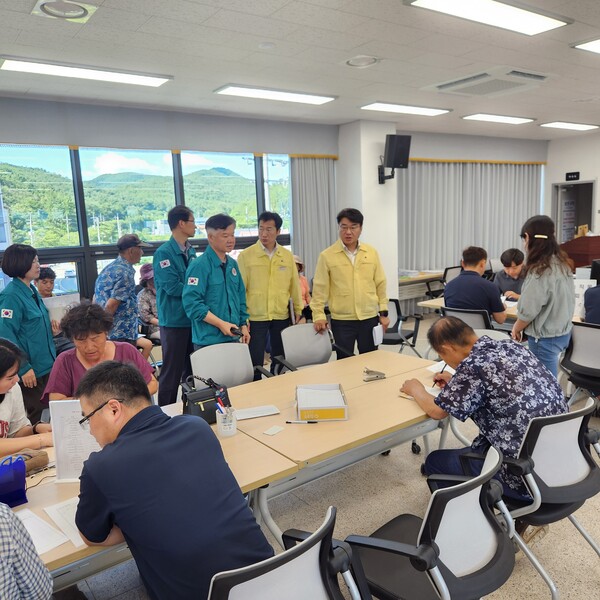 경남도가 집중호우로 피해를 본 주민들을 대상으로 피해 농가 신고 서류 제출을 홍보하고 있다. /경남도